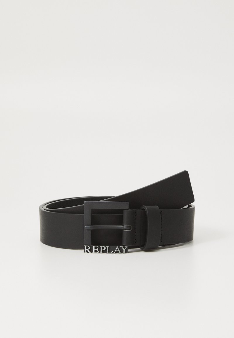 Ceinture en cuir noir avec une boucle carrée noire mate, portant le mot "REPLAY" en relief sur la boucle. Texture lisse, design traditionnel.
