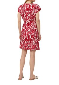 Rot-weißer gemusterter Kleid mit kurzen Ärmeln, tailliertem Schnitt und knielanger Saumlinie. Glattes Gewebe mit geometrischen und abstrakten Designs.