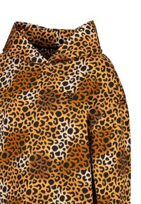 Leopardenmuster-Hoodie in Braun- und Schwarztönen, mit einer großen Kapuze und weichem Stofftexture. Kleines Logo-Detail auf der Vorderseite.