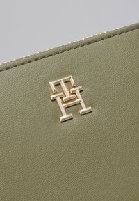 Tommy Hilfiger CHIC - Lommebok - utility olive