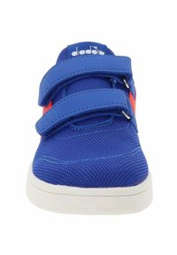 Blauwe sportieve schoen met twee klittenbandsluitingen, gestructureerde bovenkant en een witte rubberen zool. Bevat oranje accenten en een logo op de tong.