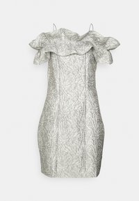 Robe argentée texturée, épaules dénudées, avec un col à volants et des bretelles fines, longueur genou, ornée d'un motif floral.