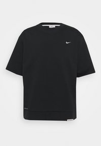 Camiseta deportiva de manga corta Nike Dri-FIT negra con el logo de swoosh blanco en el pecho y pequeñas etiquetas de tela en el dobladillo.