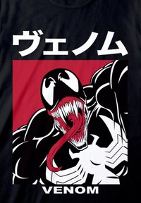 Sort T-shirt med grafik af en stiliseret, truende karakter med et bredt grin, stikkende tunge og fed hvid tekst, der står "VENOM" samt japanske tegn.