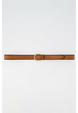 Bruine leren riem met messing gesp, meerdere verstelgaten en een puntige uiteinde, plat gelegd tegen een witte achtergrond.