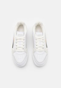 Sneakers bianchi con tomaia in pelle liscia e accentuate in suede. Presentano punta rotonda, chiusura con lacci e dettagli perforati per la traspirabilità.