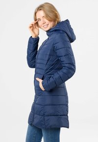 Cappotto imbottito blu navy con cappuccio, presenta un motivo a trapunta, chiusura frontale con zip e tasche laterali, realizzato in materiale leggero e lucido.