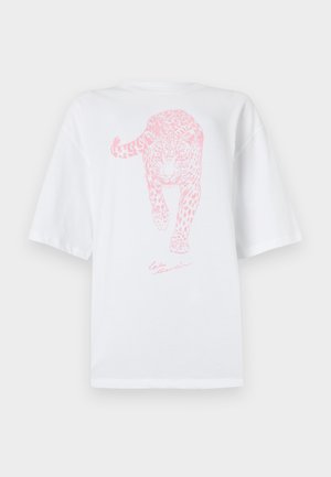 T-shirt en coton blanc avec une impression graphique de léopard rose sur le devant. Manches courtes et coupe décontractée, avec un col arrondi.