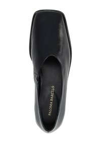 Chaussure en cuir noir avec un bout carré et des découpes. Présente une texture lisse et une lettrage doré à l'intérieur. Conçue pour être portée lors d'occasions formelles.
