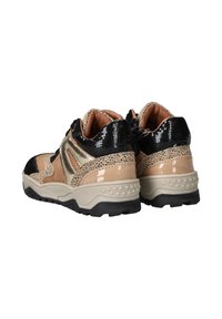 Sneakers van zwart glanzend leer, tan suède en gouden accenten; chunky zool met textuurdetail; gevoerde kraag; vetersluiting.