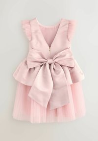 Rozā kleita ar V veida kakla izgriezumu, drapētām tūtovaida piedurknēm, lielu satīna svītru jostasvietā un daudzslāņu tūtovaida svārkiem. Aizdare ar rāvējslēdzēju aizmugurē.