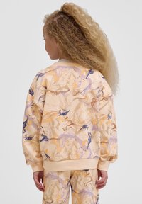 Lichte, gestreepte sweatshirt in pastelkleuren van perzik, paars en blauw; heeft een relaxte pasvorm, geribbelde manchetten en een ronde hals.