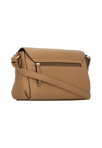 Borsa a tracolla in pelle marrone chiaro con finitura testurizzata, pattina superiore e tasca con zip sul davanti. Presenta una tracolla regolabile e hardware minimal.