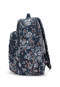 Mochila con estampado floral en azul marino con detalles en blanco, rosa y verde azulado; cuenta con dos compartimentos con cremallera y correas ajustables.