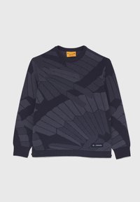 Sweat-shirt bleu foncé à manches longues avec des motifs géométriques plus clairs en forme d'ailes, col et poignets côtelés, et une petite étiquette avec logo près de l'ourlet.