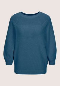 Blauer Strickpullover mit strukturiertem Schulterbereich, langen Ärmeln sowie gerippten Bündchen und Saum, vor einem schlichten hellen Hintergrund präsentiert.