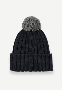 Trikotažna kapa temno mornarsko modre barve z teksturiranim rebrastim dizajnom in sivo pom-pom na vrhu. Ima širok, zložljiv rob.