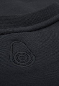 Schwarzer Stoff mit einer gerippten Textur, versehen mit einem dezenten gestickten Spiral-Logo. Das Design ist einfach und weist keine zusätzlichen Muster oder Akzente auf.