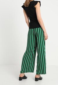 mint&berry Triko s potiskem - black