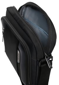 Borsa a tracolla nera con molteplici scomparti con cerniera e una tracolla in tessuto, parzialmente aperta per mostrare la fodera interna grigia.