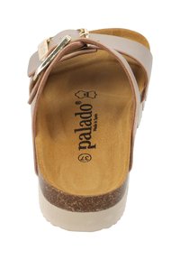 Braune Plateausandale mit einem glatten, geschwungenen Design, ausgestattet mit einem einzigen Riemen und einer metallischen Schnalle auf einer strukturierten Sohle. Hergestellt in Spanien.