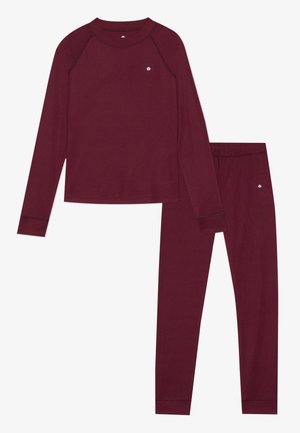 Top de manga larga burdeos con cuello redondo y pantalones ajustados a juego. Ambas prendas presentan costuras en contraste y un pequeño logotipo en el pecho y el muslo.