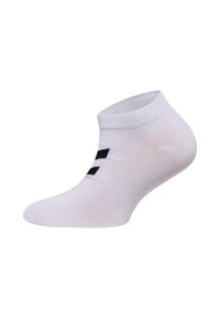 Vita ankelsocka av stickad tyg, med ribbat skaft och två svarta ränder på sidan. Slät textur och lågskuren design.