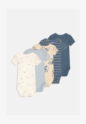 Quatro bodysuits para bebés: um em creme com estampado de barco à vela, um azul claro, um bege com design de panda e um azul escuro com riscas brancas. Material em algodão.