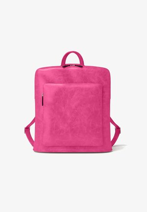 Rosa Kunstleder-Rucksack mit glatter Textur, rechteckiger Form, Fronttasche, Tragegriff und verstellbaren Schultergurten.