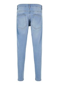 Világoskék farmernadrág, slim fit szabásban, közepes derékkal, két hátsó zsebbe és tiszta szabással a bokánál.