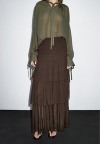 Massimo Dutti LONG RUFFLED - Gonna a campana - mottled dark brown