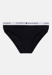 Fekete pamut bikini alsónadrág fehér derékrésszel, amelyen ismétlődő "TOMMY HILFIGER" felirat található piros és kék részletekkel.