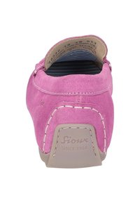 Rosa Wildleder Slipper mit abgerundeter Zehe, Kontrastnähten und einer strukturierten Gummisohle. Das Innere verfügt über ein blau-weiß gestreiftes Futter.
