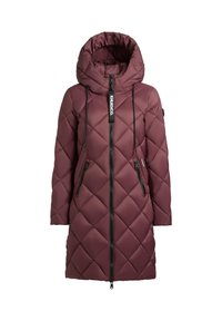 Burgundijas pufēta jaka ar kapuci, ar kvadrātveida šuvēm, melnu rāvējslēdzēju, mešanas auklām un sānu kabatām. Gluda, siltumizolēta auduma tekstūra.