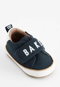 Chaussure pour tout-petit bleu marine avec des accents blancs, dotée d'une sangle en velcro en tissu étiquetée "BAKE". Bout rond et semelle en caoutchouc texturée.