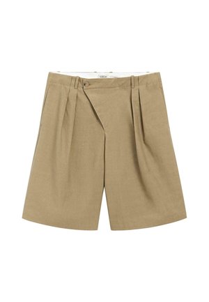 Short beige taille haute, ajusté, avec plis, passants de ceinture et fermeture par bouton à l'avant.