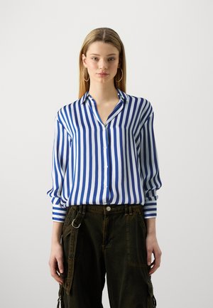 Blauw-wit verticaal gestreept overhemd met knoopsluiting, kraag en lange mouwen, gemaakt van lichte stof, gecombineerd met donker cargo broek.