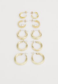 Conjunto de brincos em tom dourado, apresentando três pares de argolas de tamanhos variados, sendo um par com design retorcido e acento de pérola. Textura suave.