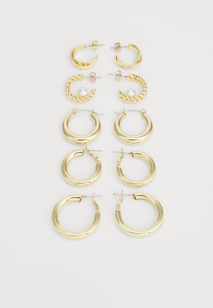 Ørepyntsett i gullfarge med tre par med hoop-øreringer i ulike størrelser, ett par med et vridd design og perleakenter. Glatt tekstur.