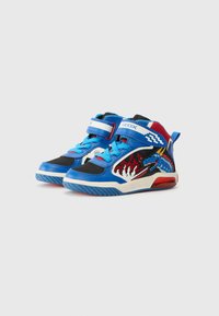 Blauwe hoge sneakers met zwarte mesh zijpanelen, blauwe veters en een vlamontwerp in rood en wit. Voorzien van een klittenbandsluiting en een rubberen zool.