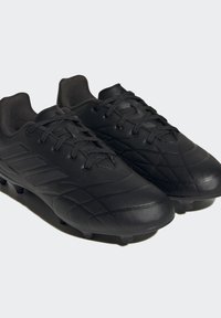Botas de fútbol negras hechas de un material sintético suave con acentos texturizados, que cuentan con cordones planos y suelas de goma con tacos para tracción.