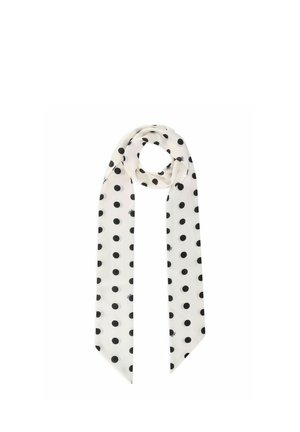 Biały długi szalik z równomiernie rozmieszczonymi dużymi czarnymi kropkami, ułożony w luźną pętlę z dwoma zwisającymi końcami.