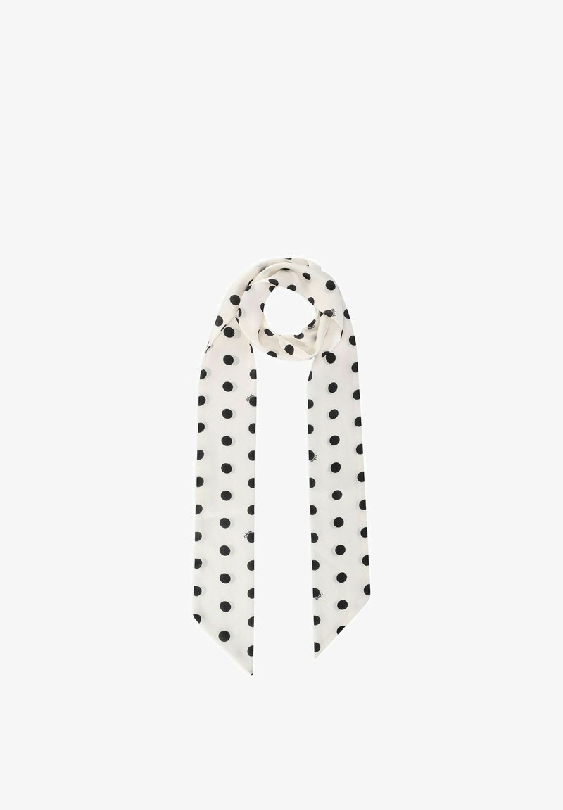 Biały długi szalik z równomiernie rozmieszczonymi dużymi czarnymi kropkami, ułożony w luźną pętlę z dwoma zwisającymi końcami.