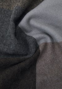 Wollmischgewebe mit einem Schachbrettmuster in Grautönen, Braun und Creme. Weiche Textur mit einem dezenten gewebten Finish.