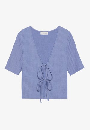 Lichtpaarse gebreide top met korte mouwen, diepe V-hals en verstelbare strik in de taille. Getextureerde stof met subtiele ribbels.