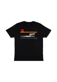 Černé tričko s krátkým rukávem, na kterém je bílý a oranžový grafický nápis "NERF Nation", s červeným logem v levém horním rohu a designem pravítka dole.