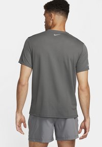 Nike Performance Camiseta deportiva - iron grey