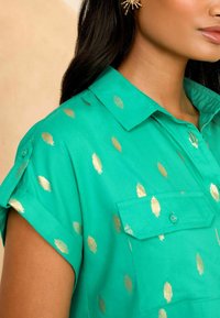 Love & Roses ROLL SLEEVE UTILITY - REGULAR FIT - Overhemdblouse - green foil