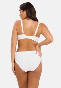 Conjunto de bikini blanco acanalado con tirantes ajustables y cierre de gancho. La parte inferior de alta cintura presenta un borde con detalles en forma de ondas.