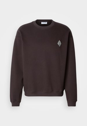 Mørkebrun sweatshirt, bomuldsblanding, rund hals, ribbet ærmekant, med et lille hvidt diamantlogo på brystet. Glat tekstur.